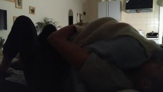 最近の学生は本当に遊び方を知っていて、一緒に住んでいる若いカップルはセックスを助けるために大きな黒い牛を使うことさえあります、そして女の子たちはそれを我慢できません〜。