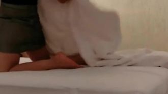 小馬哥勇闖紅燈區實錄~約了個顏值不錯的妹子開房啪啪，從床上操到浴室可真會玩~