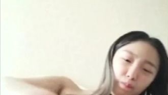 长发萌妹子直播抠屄求小哥哥们关注，手指抽插淫水声真是动听~