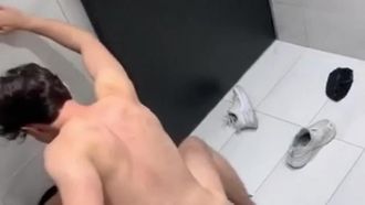 在夜店喝了点酒就想上人~ 男生把女友当狗干! 夜店厕所做这么大间就是要拿来打炮!