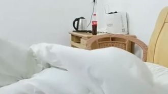 防疫期间最棒的运动就是床上啪啪，小姐姐为了吃肉棒连口罩都不要了~