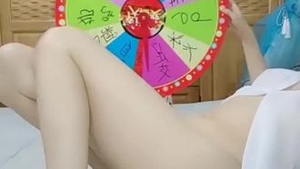 湖北妹子长得标緻火辣，直播玩性爱轮盘，转到什么做什么~