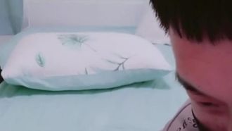 两对年轻男女的多人啪啪运动直播，两个眼镜妹子看起来清纯想不到私下这么淫乱~
