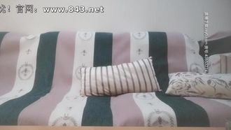 手机软件约刚出道的零零后18岁嫩妹子~玩先用手指挑逗一下再啪啪