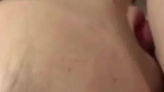 細いウエストと大きなお尻の可愛い女の子が酔っ払ってオーラルセックスや突きをしても起きられないので、顔にザーメンをかけて起こしてもらいました～