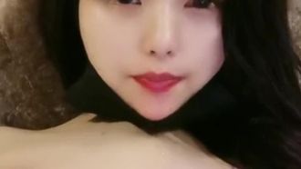 The pretty stewardess who was alone and unbearable appeared on the live broadcast playing with a vibrator. Her pussy was so wet that it could draw strings~