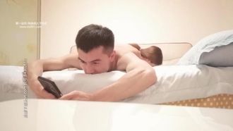 掰开小少妇双腿鲍鱼看得清楚~经验老手角度选的很专业