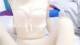 颜值不错筋骨也柔软的妹子和男伴啪啪直播，高难度捲腹舔奶也难不倒她~