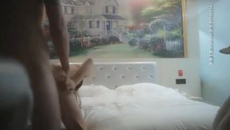 「楽しいことを探しているアヒルの兄弟」は、黒い服を着た若い女性と3Pをする約束をし、彼女の上と下の口を同時に次々に送りました〜
