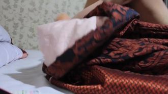 1本のチンポでは物足りないなら、美乳のお姉さんは2本食べないと満足できません。