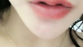 ロングヘアーで巨乳の女の子が生セックスの約束をします。胸を揉みしだき、とてもセクシーです。
