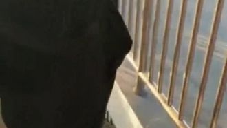 痴女娘はピンクのおもちゃを持って運動公園に行き、野外で露出し、家に帰ってマンコを満足させるセックスをします〜。