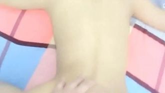 セクシーな女の子の生放送のホストとその彼氏が生でセックスをしていて、あまりに気持ちよすぎてジュースが流れ出て、彼女はパパに電話します。