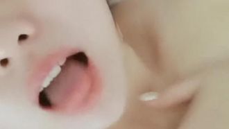 後媽身材太火辣煮飯還穿著性感內褲，勾引得兒子把後媽推倒後口爆!!