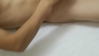 性感女直播主為答謝粉絲竟隨機挑一位男粉開房間，還邀請兩位閨密現場解說~