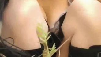 길가에서 낯선 사람과 만나 차 안에서 야외 섹스~ 부족하면 차 안에서 콘돔 없이 섹스~ 너무 흥분해서 햄소세지를 질에 삽입한다