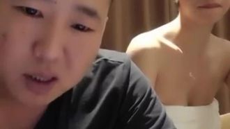 尖奶骚气少妇为了奶粉钱来上强哥直播~ 在镜头前面大方、主动!