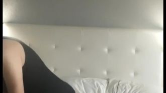 平时贤淑的良家少妇原来私下这么骚，穿着白色高衩泳装被狗干得受不了了~