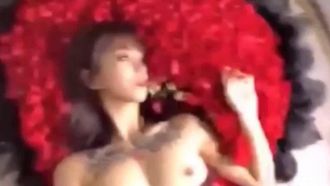 小网红张贺玉超大尺度自拍及啪啪小视频，火辣身材真的让人喷鼻血~