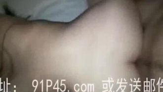南京の小さな雌犬は激しく犯され、白くて柔らかいお尻が高く持ち上げられます。