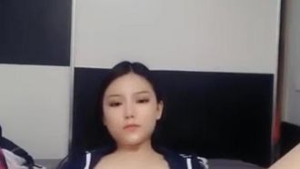 在媽媽的床上開直播！床上濕濕的媽媽會不會發現？
