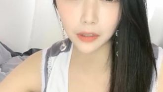 正妹直播主胸前超深事业线！哥哥我要跑车才会脱！