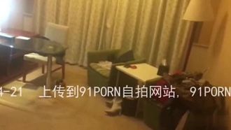 4P快乐似神仙~小穴被操到快肿起来~但很值得！