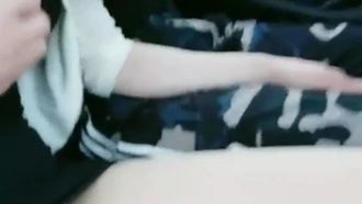 骚少妇开直播到野外3P啪啪，小哥哥在后座就已经忍不住要少妇咬咬啦❤