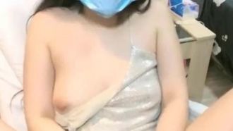 浪妹主播口罩不戴好，露出樱桃小嘴透透气！
