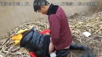 内気な小柄な農民の女性は、普段はコンドームなしでセックスするのが大好きですが、町外から来た男とセックスするときは自分の身を守る必要があります。