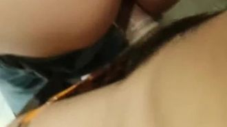 美艷巨乳陪酒妹讓小哥愛不釋手，在廁所一摸就直接後入!爽到直接帶套內射才願意放過她!