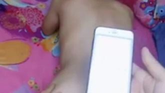 老婆一直玩手机，老公只好在后面奋力一击！
