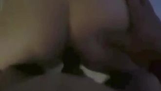 00年可爱小学妹，关灯偷拍她淫蕩的后庭！