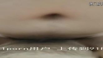 丈母娘在门外偷听！小骚逼被操到淫水狂流！