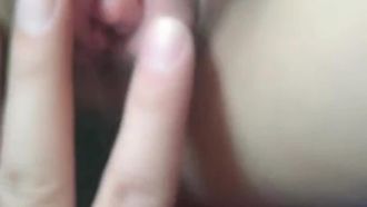 疯狂小夫妻出门找乐子，把车子停在热闹的地方，完全不怕被路人看！