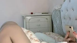 ｢这么多人我选了你，你给我好好表现！｣妹妹头主播挑了幸运粉丝一同性爱直播！