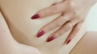 ｢叫妳舔妳就舔！｣ 21岁女大生淫慾浪叫~跪下舔屌助兴！