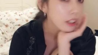 马尾御姐来报到，心情好到直接把外套脱啦！