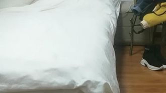 The cock is too big to fit! The condom has been broken and replaced again, and I have sex with my escort girl!