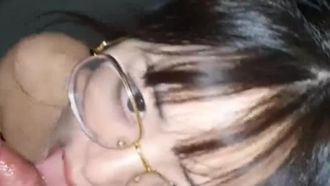 無邪気でセクシーな女子校生が階段で彼氏のチンコを舐めるのを手伝う！ペニスを優しくフェラしてください～「ベイビー、とても気持ちいいよ！」
