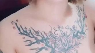 露奶裸聊还抽菸！坏女孩搓揉美胸！