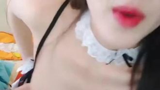 想做你的初恋 黑长直妹妹和大四学长激情爱爱~女仆装浪玩一波，拽着胳膊无套抽插！