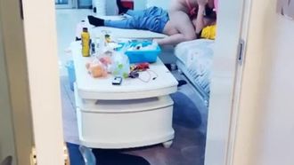寂しい妻が夫の出張中に配達員を誘惑！配達で服も脱がないのでハメ始めました！