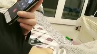 嫂子卖包子~大哥很猛衣服不脱直接操起来~边干边脱就是省时间~