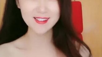 墙壁都歪了！但主播的胸还是值得一看！
