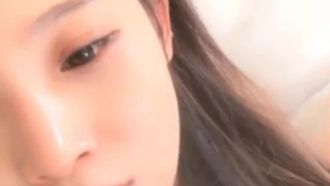 微笑んだ目、純粋な顔、そして悪魔的な姿！