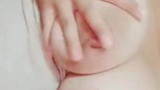 巨乳美眉大尺度私拍流出！放肆抖奶挖穴短视频曝光！
