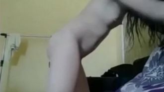 お父さん、早くセックスしてよ 19歳のロリキャスターがビールでハイになり、近親相姦番組で父親と猥褻な会話を交わし、オオカミの友達は自分たちが実の子供なのかと尋ね続けた。