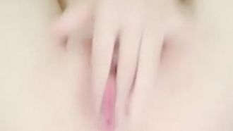 純粋で美しい若い女の子が無料で、小柄な体、毛のないホワイトタイガーピンクのマンコ、オナニーと挿入を見せます
