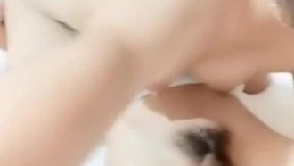 短い白髪の女の子がネットユーザーとオーラルセックスをし、69の体勢でマンコを犯しました。